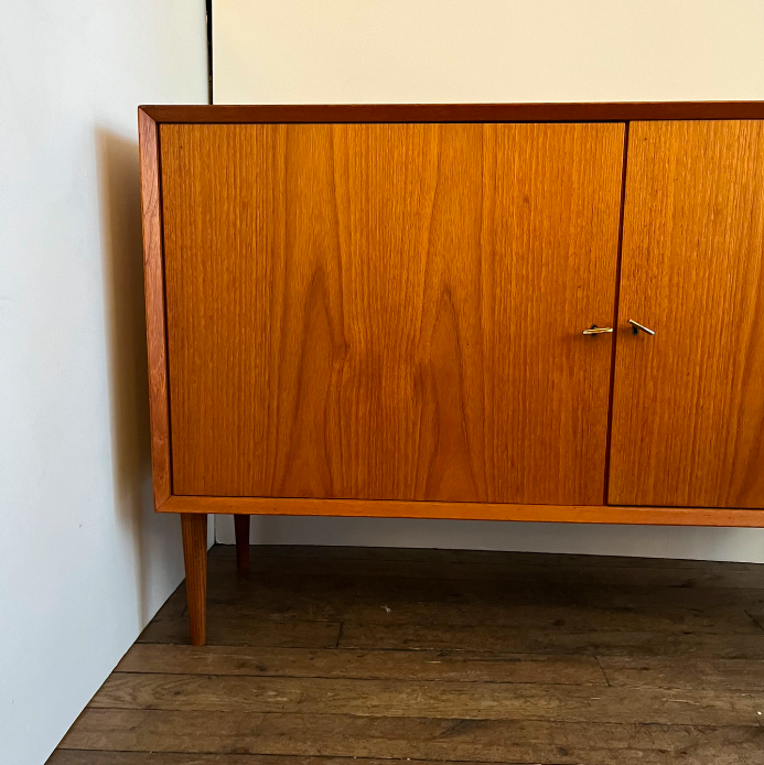 Enfilade vintage en teck – L135 x P47 x H84 cm – 900 €