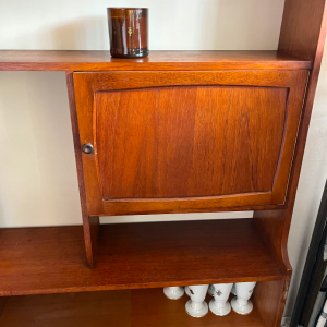 etagere sur pieds detail porte vintage boutique