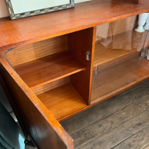etagere sur pieds detail porte vintage boutique rangement