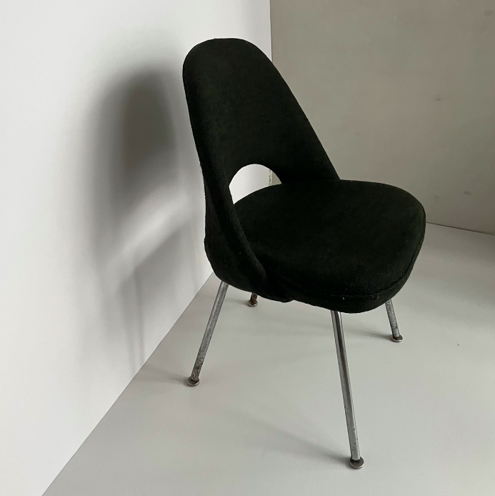 Chaise conférence att. Knoll / Eero Saarinen – L56 x P50 x H82 cm – 350 €