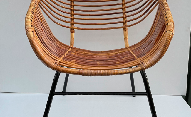 Fauteuil corbeille en rotin, rare modèle hollandais attribué à Dirk van Sliedregt – 340 €