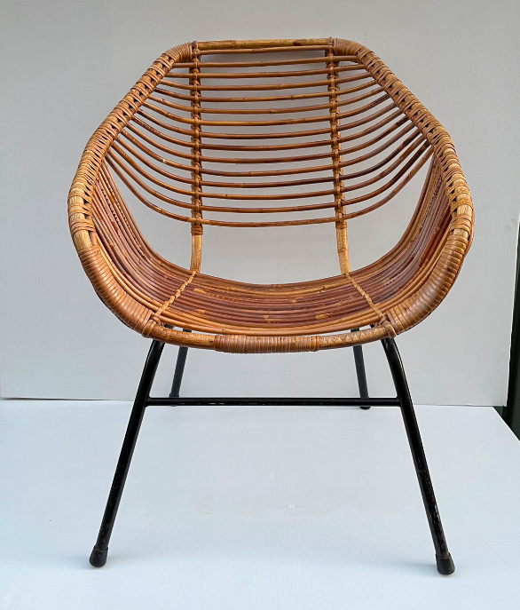 Fauteuil corbeille en rotin, rare modèle hollandais attribué à Dirk van Sliedregt – 340 €