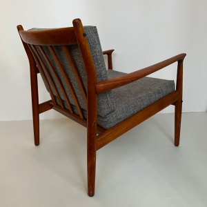 fauteuil scandinave en teck eriksen sieges batignolles decoration paris 3:4
