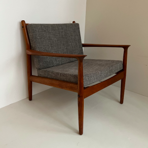 fauteuil scandinave en teck eriksen sieges batignolles decoration paris 3:4 fauteuil gris