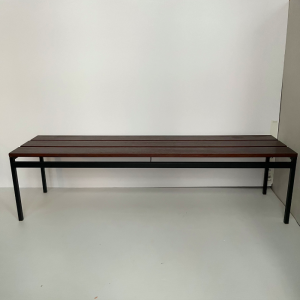 grand banc ou table basse latte de bois pieds metal pietement noir vintage midcentury design paris galerie meubles ruenollet batignolles entier