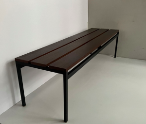 grand banc ou table basse latte de bois pieds metal pietement noir vintage midcentury design paris galerie meubles ruenollet batignolles lartetlafacon