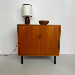 meuble rangement en teck a portes pied metal meuble tv midcentury galerie danoise paris lampe aposer abatjour