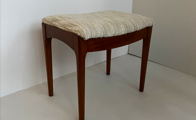 Ottoman vintage recouvert d’un tissu neuf chenillé écru – 289 €
