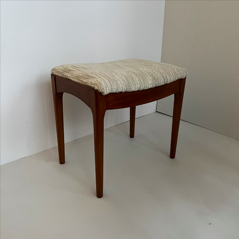 Ottoman vintage recouvert d’un tissu neuf chenillé écru – 289 €