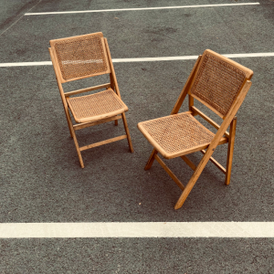 paire de chaises pliantes cannage vintage bois clair