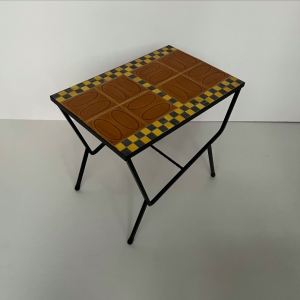 table dappoint vintage carreaux carrelage ocre jaune ceramique