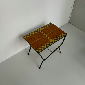 table dappoint vintage carreaux carrelage ocre jaune ceramique pied fer forgé metal noir vintage paris 3:4