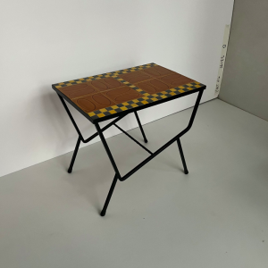 table dappoint vintage carreaux carrelage ocre jaune ceramique pied fer forgé metal noir vintage paris brocante batignolles