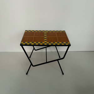 table dappoint vintage carreaux carrelage ocre jaune ceramique pied fer forgé metal noir vintage paris tabe