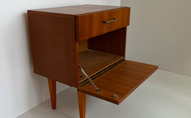 Table de chevet vintage – L50 x P34 x H60 cm – 150 €