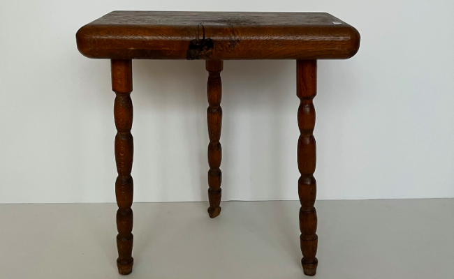 Tabouret ancien brutalise – L 41 x P 21 x H 42 cm – 170 €