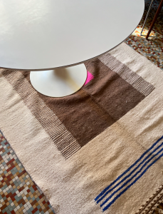 tapis zanafi marocain en laine beige rose bleu galerie tapis mobilier lartetlafacon rue nollettable saarinen knoll