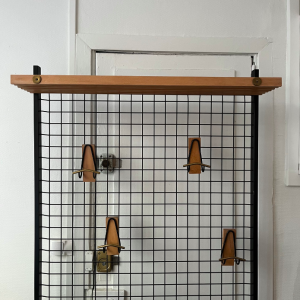 vestiaire vintage banc mural pateres grillage noir annees50