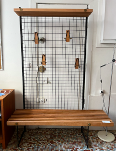 vestiaire vintage banc mural pateres grillage noir annees50 vestiaire dentrée banc à lattes bois clair brocante paris