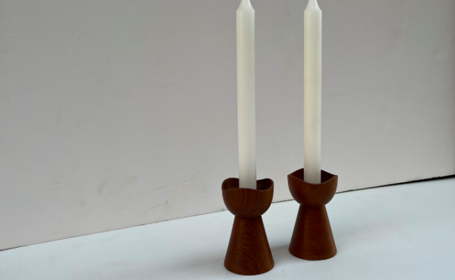 Paire de bougeoirs en teck, 1960 – 69 €