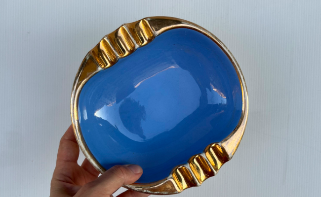 Cendrier vintage bleu ciel, or, écru – vendu