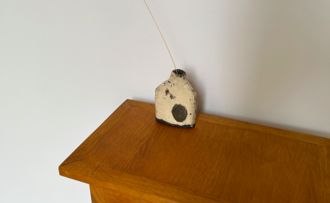 Flacon en Raku de la céramiste Agnès Beurel – L9 x H12 cm – 45 €