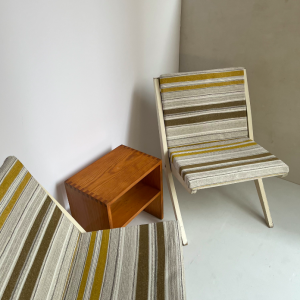 chauffeuses pliantes scissor chairs dans le gout de pierre jeanneret coussin rayées ocre jaune blanc ecru kaki lannexe lartetlafacon meubles paris paire de fauteuil