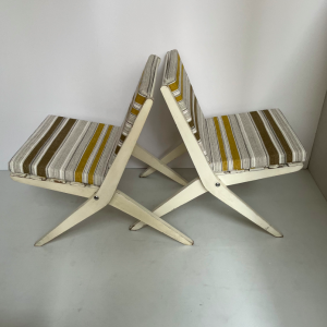 chauffeuses pliantes scissor chairs dans le gout de pierre jeanneret coussin rayées ocre jaune blanc ecru kaki lannexe lartetlafacon meubles paris paire de fauteuils compactes