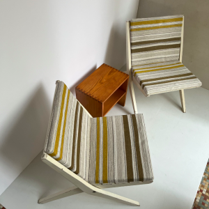 chauffeuses pliantes scissor chairs dans le gout de pierre jeanneret coussin rayées ocre jaune blanc ecru kaki lannexe lartetlafacon meubles paris paire fauteuils pliants exterieur