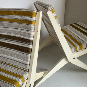 chauffeuses pliantes scissor chairs dans le gout de pierre jeanneret coussin rayées ocre jaune blanc ecru kaki vintage