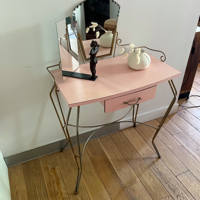 Coiffeuse vintage mélamiané rose et métal – L67 x P39 x H107(72) cm – 220 € soldé 180 €