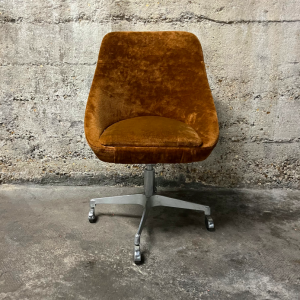 fauteuil de bureau a roulettes annees1970 velours camel marron
