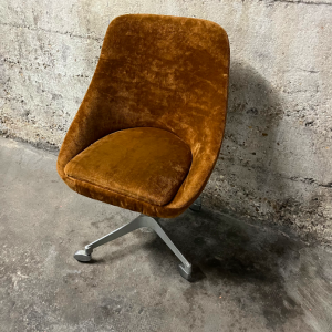 fauteuil de bureau a roulettes annees1970 velours camel marron pied chromé