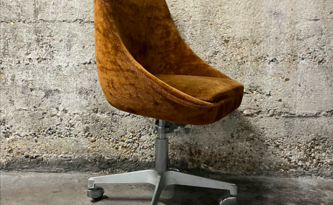 Fauteuil 1970s velours « camel » – L45 x P54 x H90(50) cm – 170 €