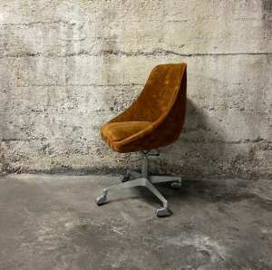 fauteuil de bureau a roulettes annees1970 velours camel marron sieges vintage seconde main paris brocante