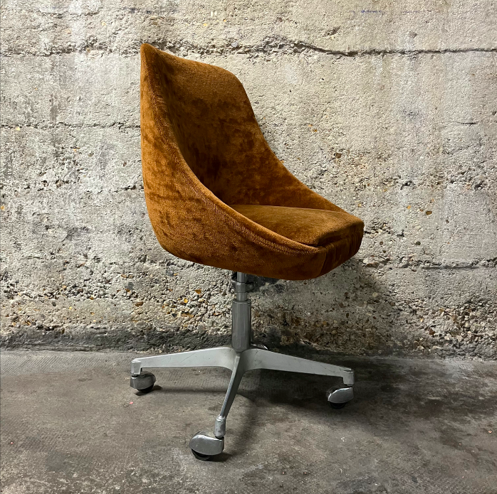 Fauteuil 1970s velours « camel » – L45 x  P54 x H90(50) cm – 170 €