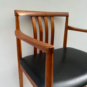 fauteuil de bureau en teck et skai noir vintage westnova furniture norway chaise barrau dossier accoudoir droits