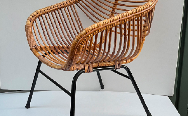 Fauteuil corbeille en rotin, rare modèle hollandais – 340 €