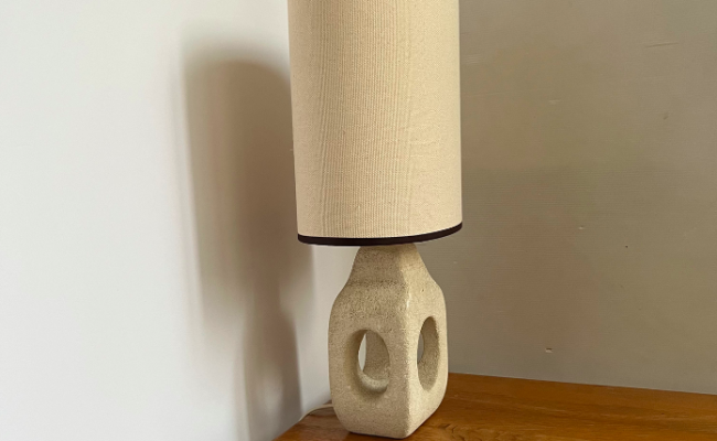 Lampe à poser en pierre dans le style d’Albert Tormos – L25 x P17 x H50 cm – 340 €
