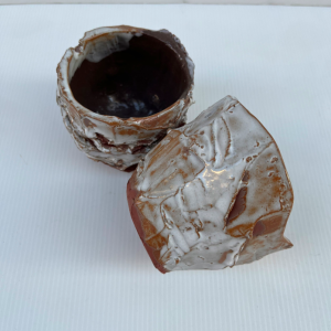 paire de tasses mugs vide poche ceramique agnes beurel email gris argent couteau