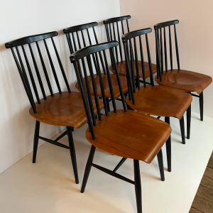 serie de 6 chaises vintage fanett tapiovaara bois et dossier a barreaux noirs galerie mobilier paris brocante 9eme