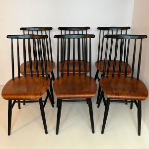 serie de 6 chaises vintage fanett tapiovaara bois et dossier a barreaux noirs galerie mobilier paris brocante batignolles face