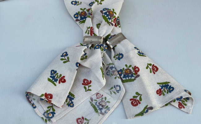 Lot de 5 serviettes anciennes fleuries – 29 €