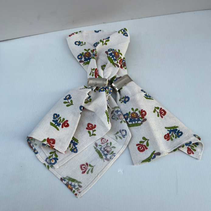 Lot de 5 serviettes anciennes fleuries – 29 €