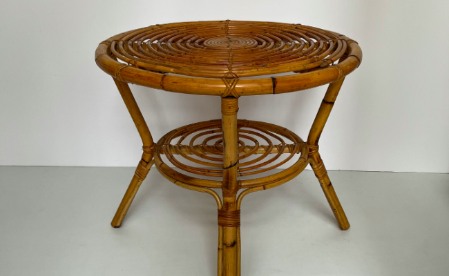 Table basse ronde en rotin vintage – D 68 x H 60 cm – 289 €