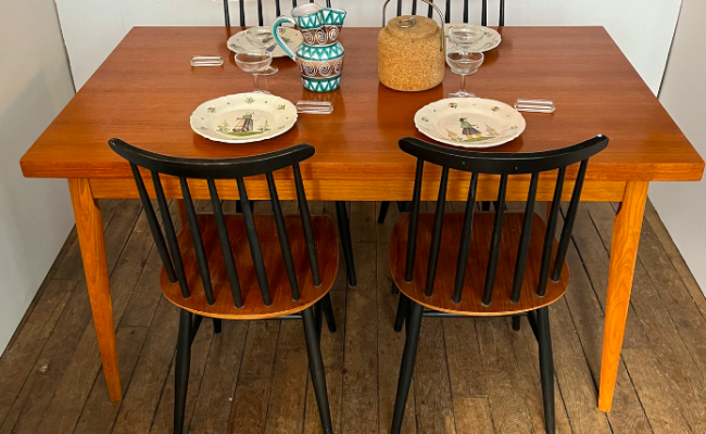 Table à manger années 1960 – L140 x P83  x H75 cm – 950 €