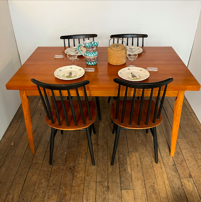 Table à manger années 1960 – L140 x P83  x H75 cm – 950 €