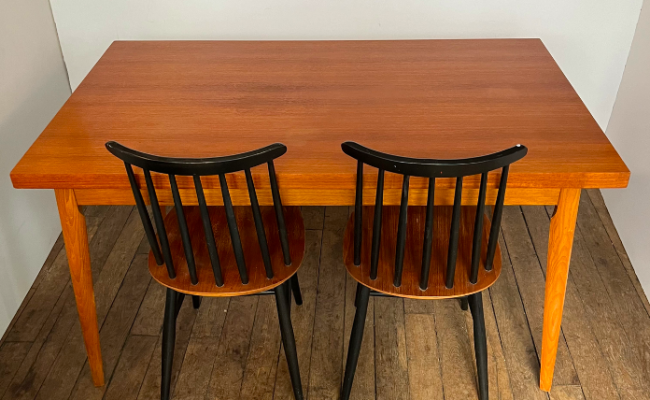 Table à manger années 1960 – L140 x P83 x H75 cm – 850 €