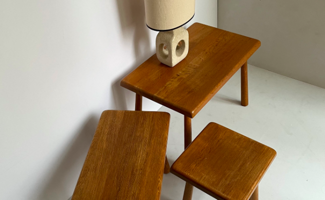 Table gigogne en bois massif – L64 x P40 x H43 cm – 520 €