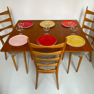 table portefeuille annees 1950 french midcentury design pieds compas bois clair assiettes couleurs ceramic atelier brigitte de bazelaire chaises